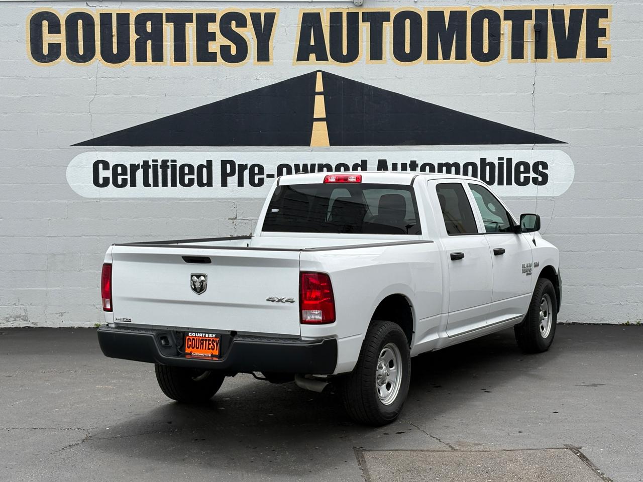 RAM 1500 Classic Tradesman 4x4 Crew Cab 6'4" Box 2023