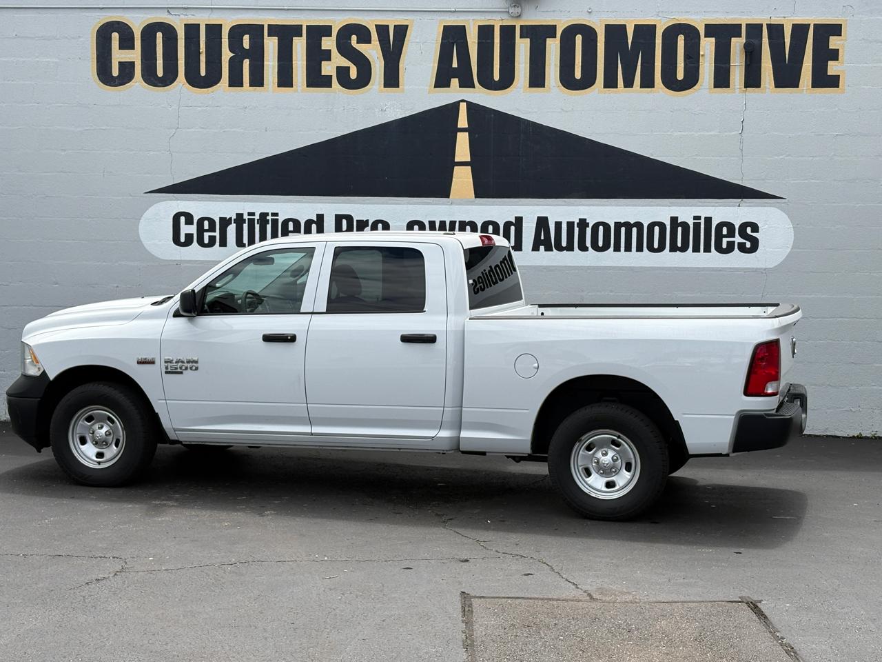 RAM 1500 Classic Tradesman 4x4 Crew Cab 6'4" Box 2023