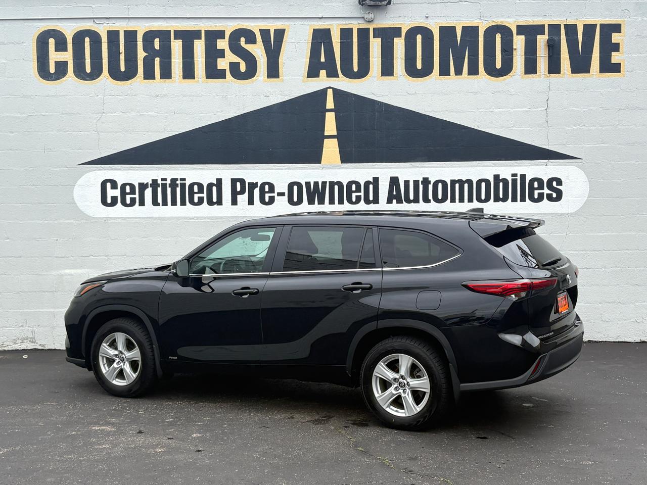 Toyota Highlander Hybrid LE AWD (Natl) 2023