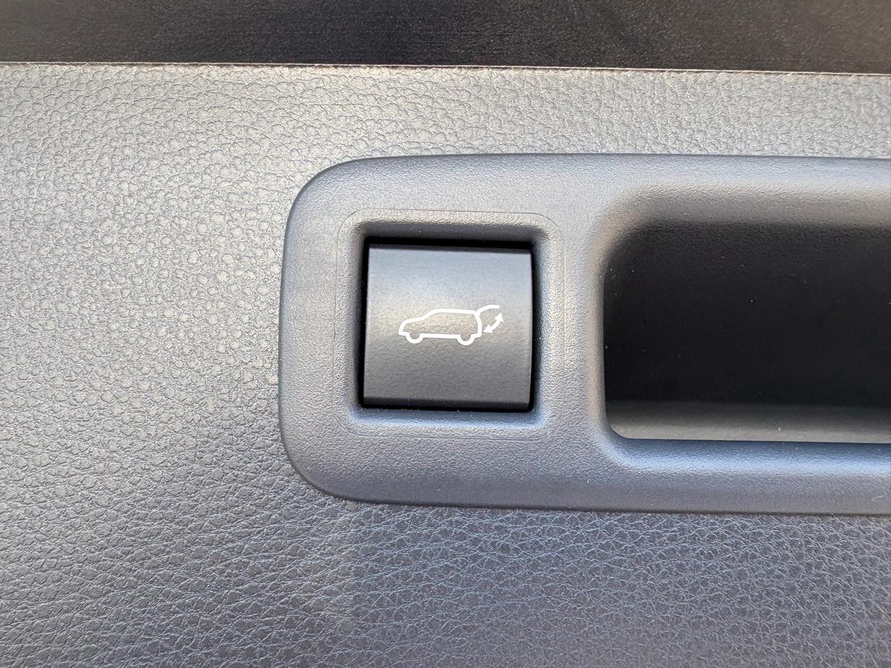 Toyota Highlander Hybrid LE AWD (Natl) 2023