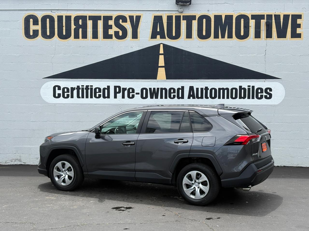 Toyota RAV4 LE FWD (Natl) 2022