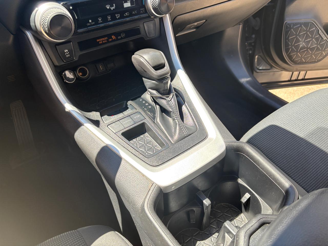 Toyota RAV4 LE FWD (Natl) 2022