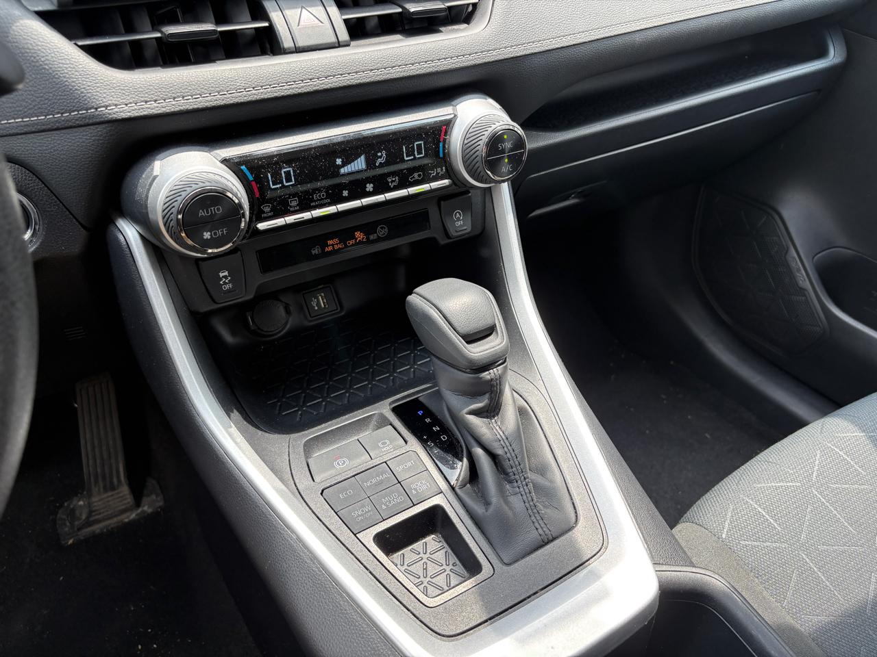 Toyota RAV4 XLE AWD (Natl) 2025