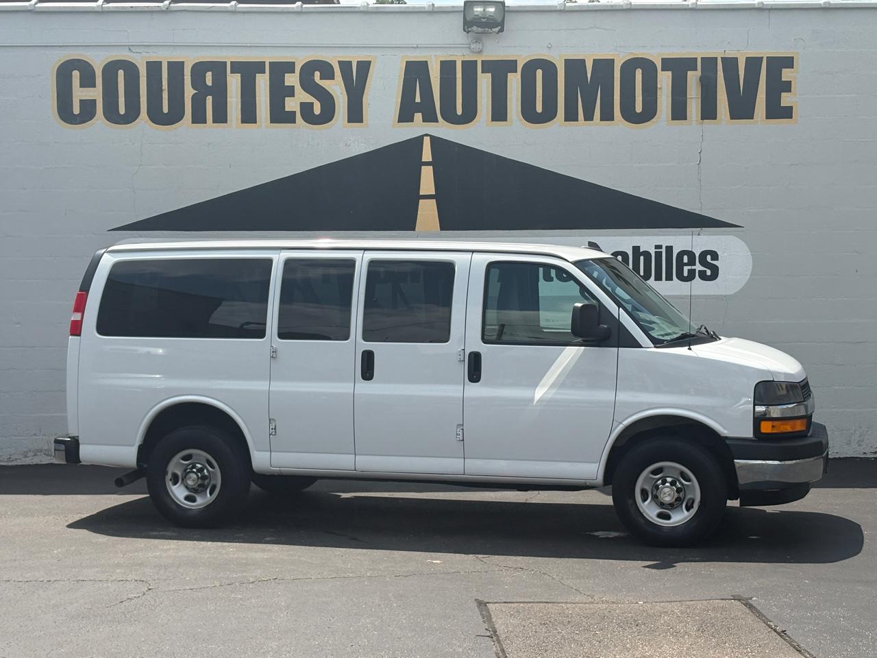 Chevrolet Express Passenger RWD 2500 135" LT 2022