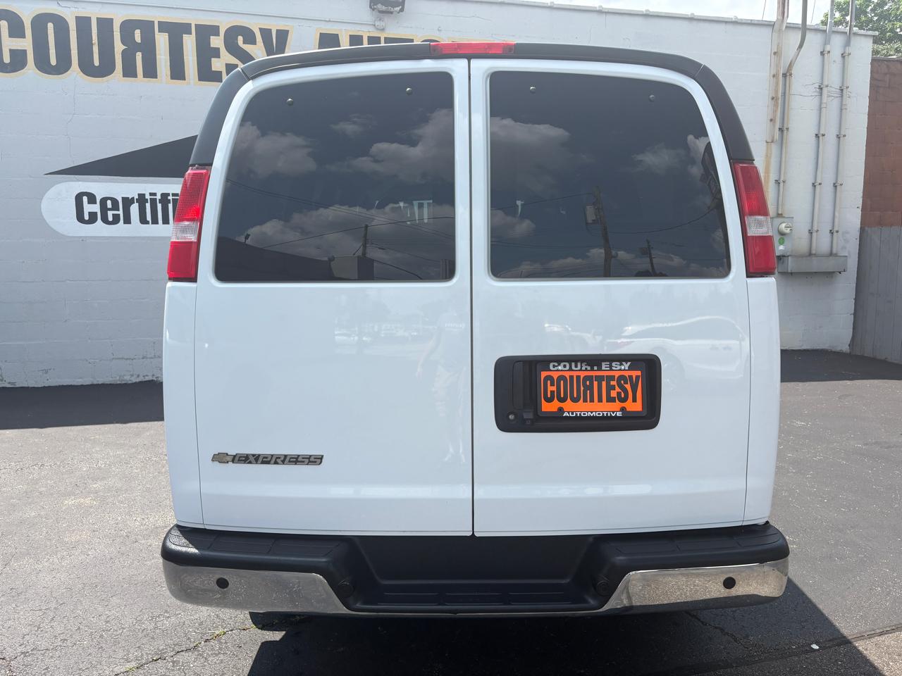 Chevrolet Express Passenger RWD 2500 135" LT 2022