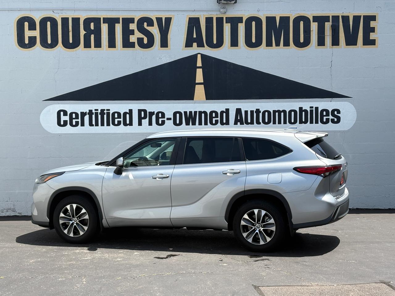 Toyota Highlander Hybrid XLE AWD (Natl) 2023