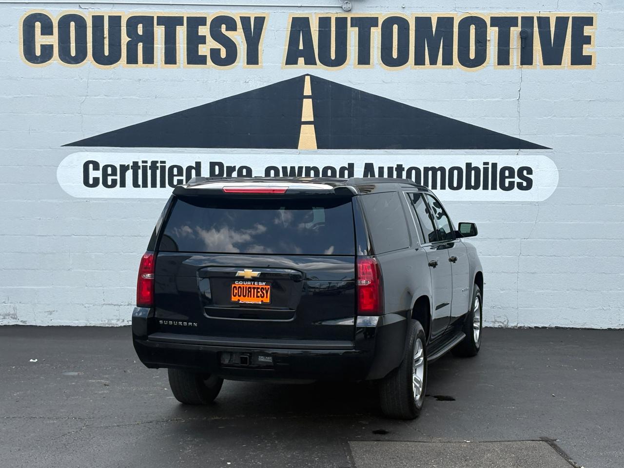Chevrolet Suburban 4WD 4dr 1500 LT 2017