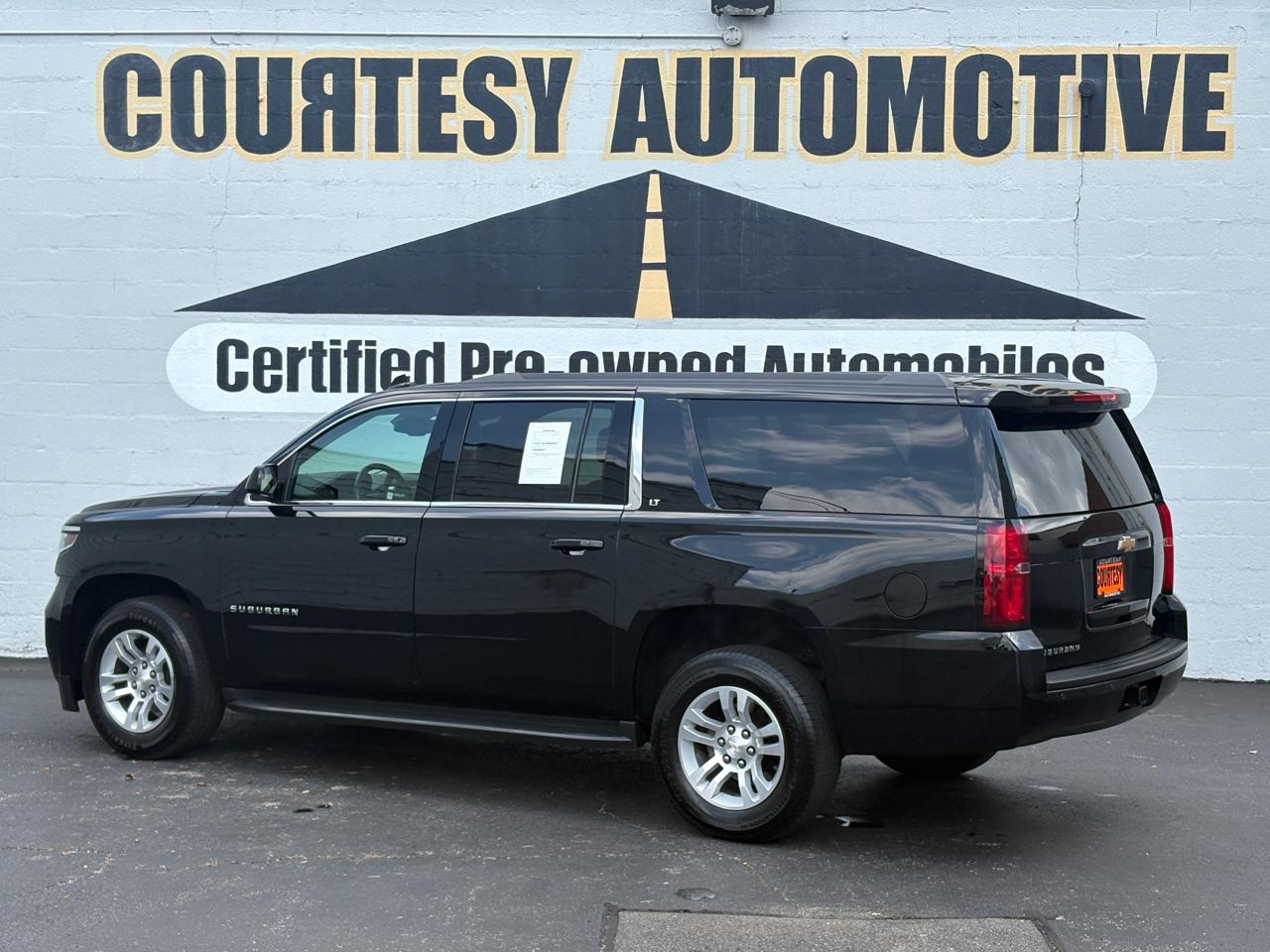 Chevrolet Suburban 4WD 4dr 1500 LT 2017