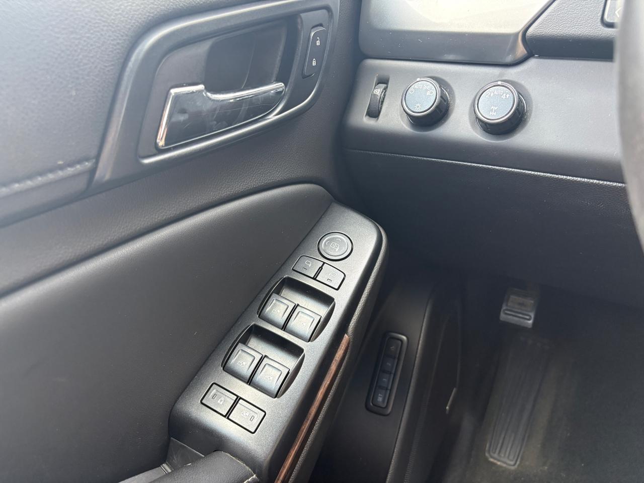 Chevrolet Suburban 4WD 4dr 1500 LT 2017