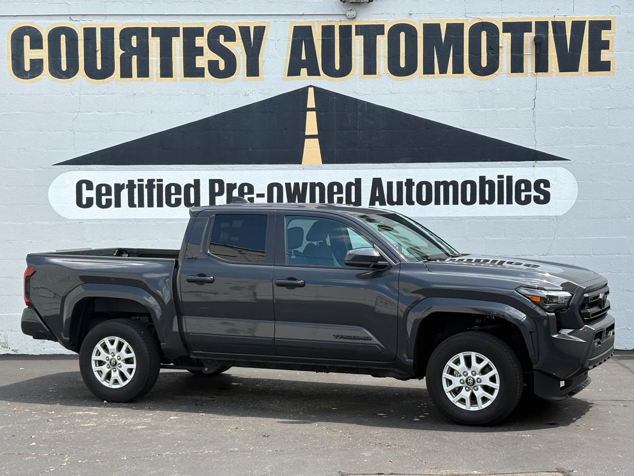 Toyota Tacoma 4WD SR5 Double Cab 5' Bed AT (Natl) 2024