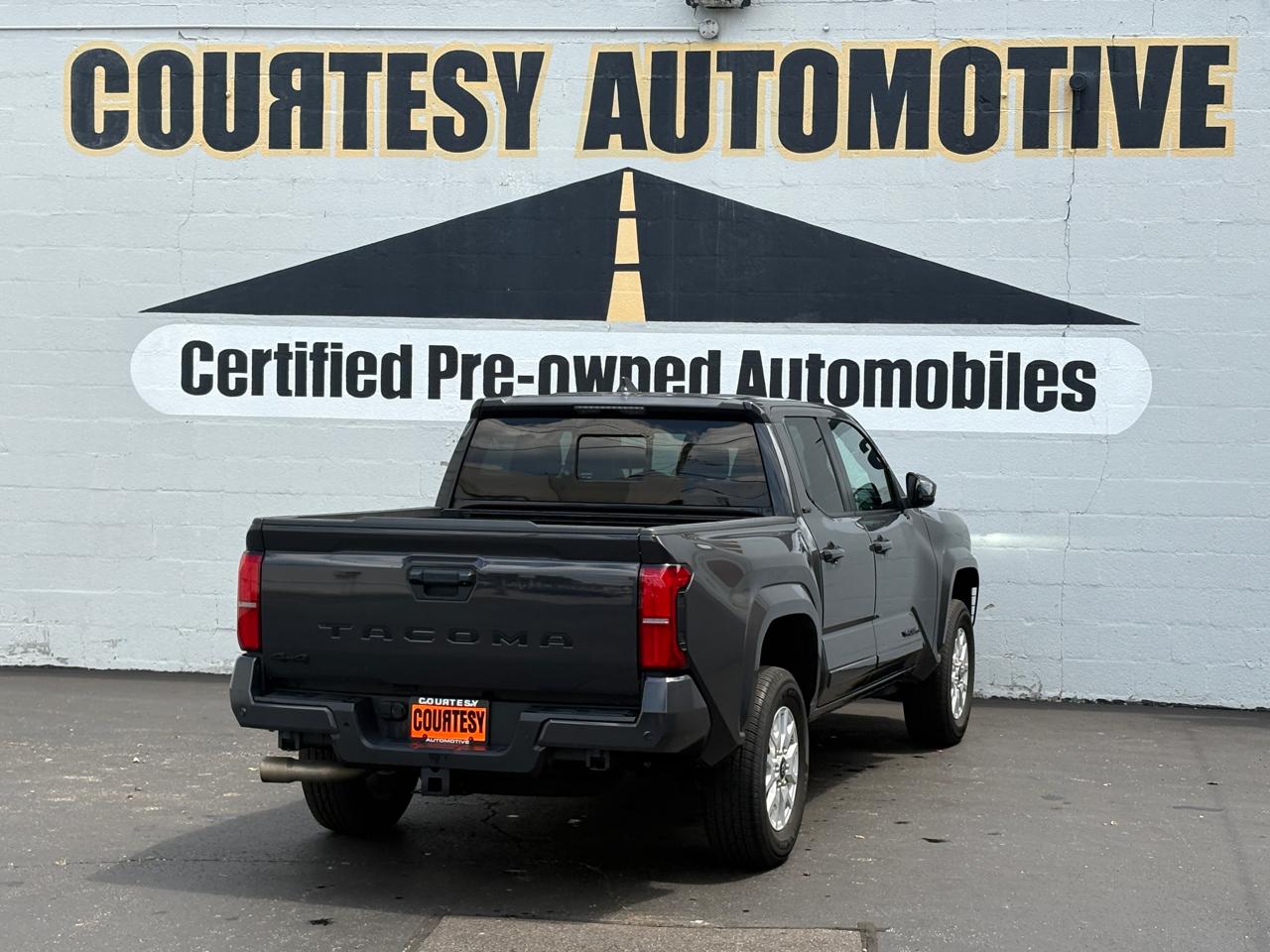 Toyota Tacoma 4WD SR5 Double Cab 5' Bed AT (Natl) 2024