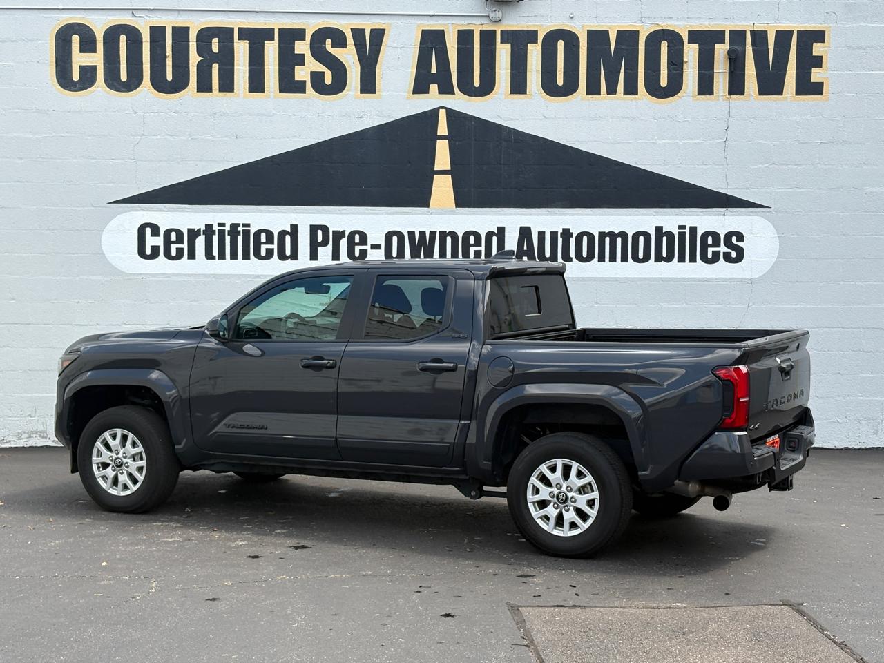 Toyota Tacoma 4WD SR5 Double Cab 5' Bed AT (Natl) 2024