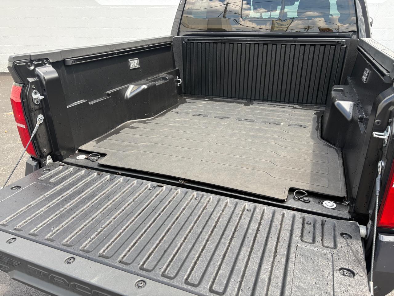 Toyota Tacoma 4WD SR5 Double Cab 5' Bed AT (Natl) 2024