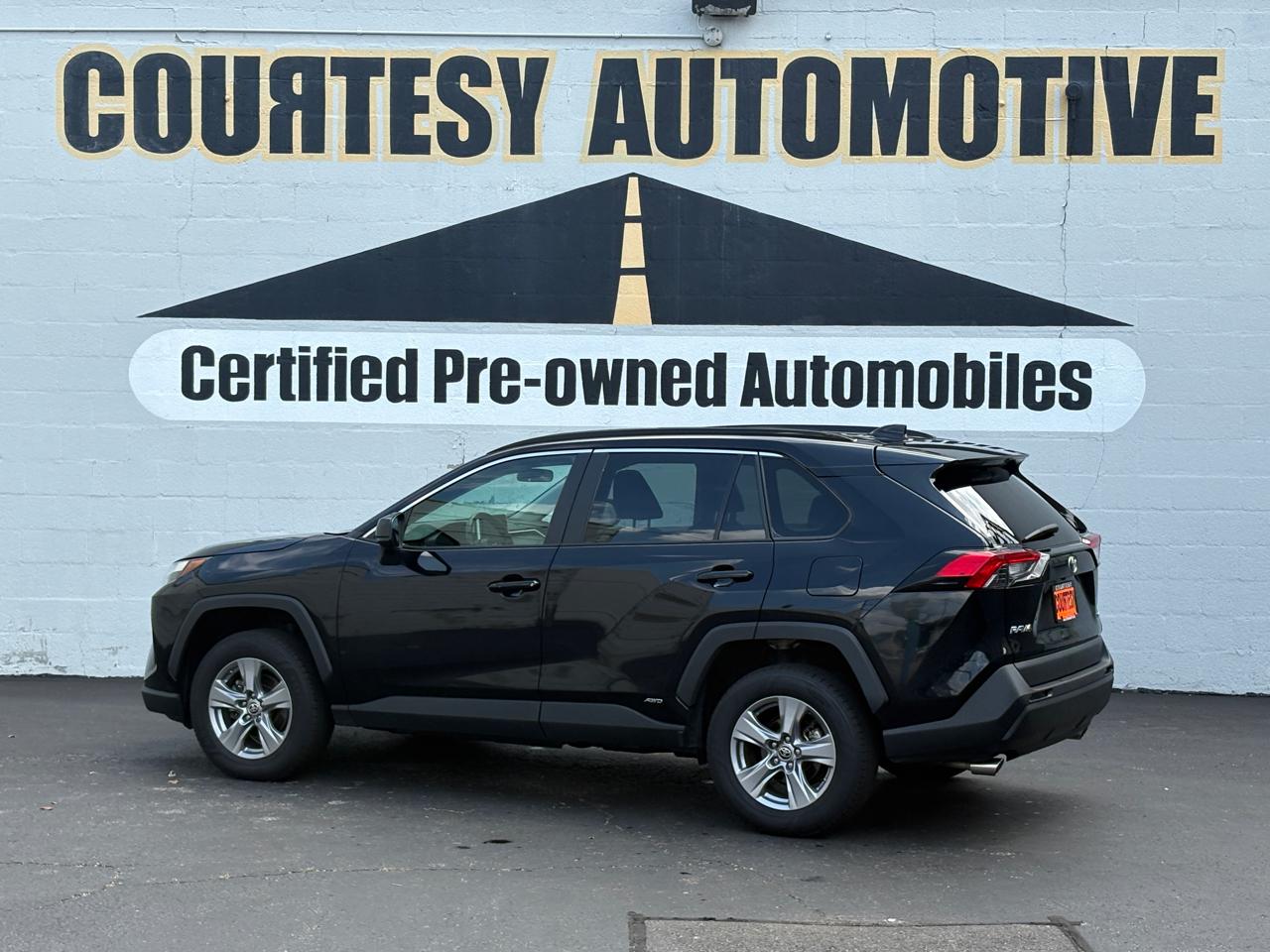 Toyota RAV4 Hybrid LE AWD (Natl) 2023
