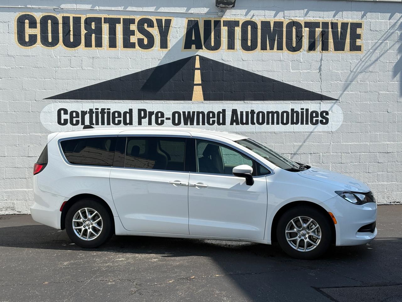 Chrysler Voyager LX FWD 2023