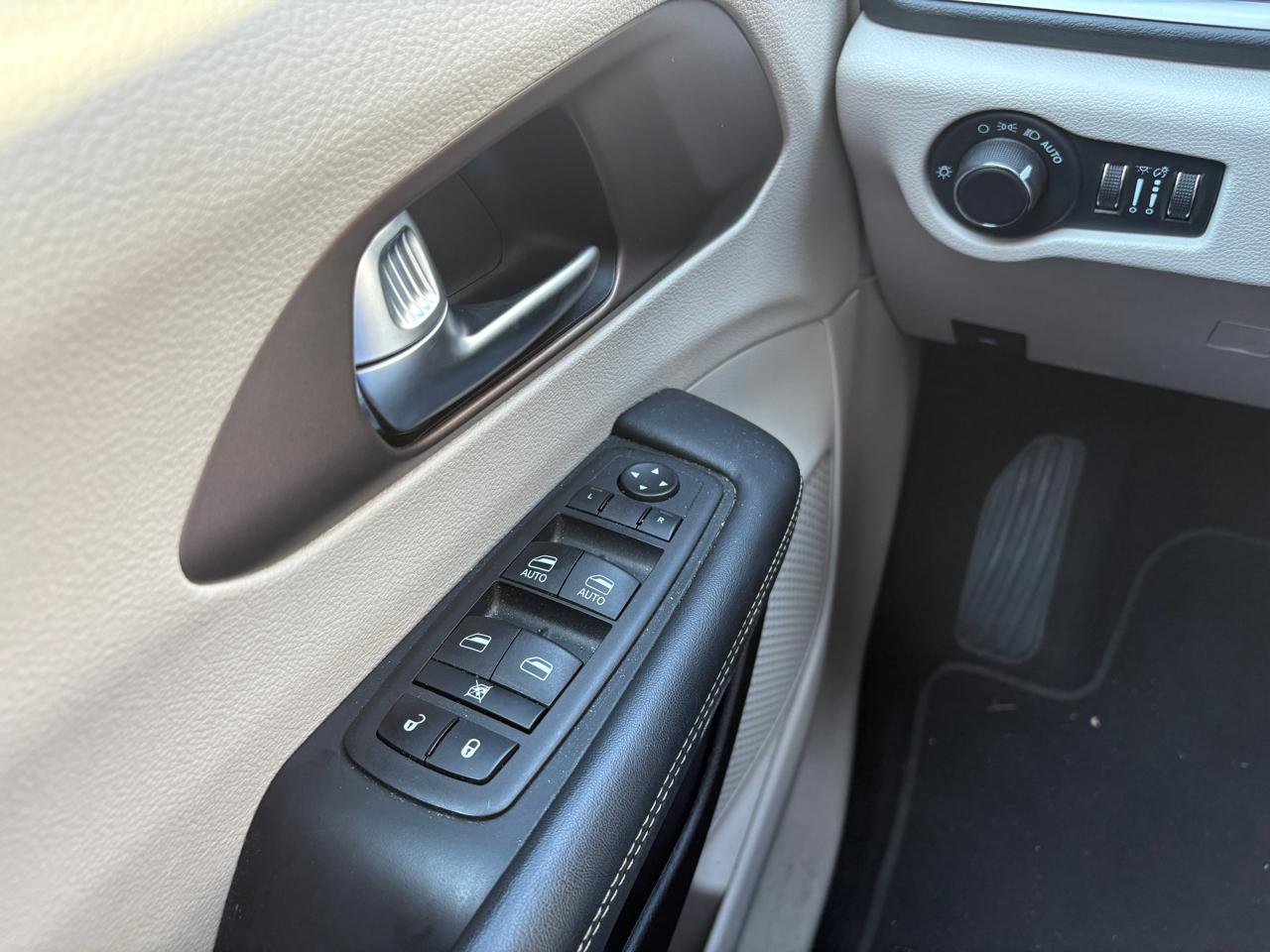Chrysler Voyager LX FWD 2023