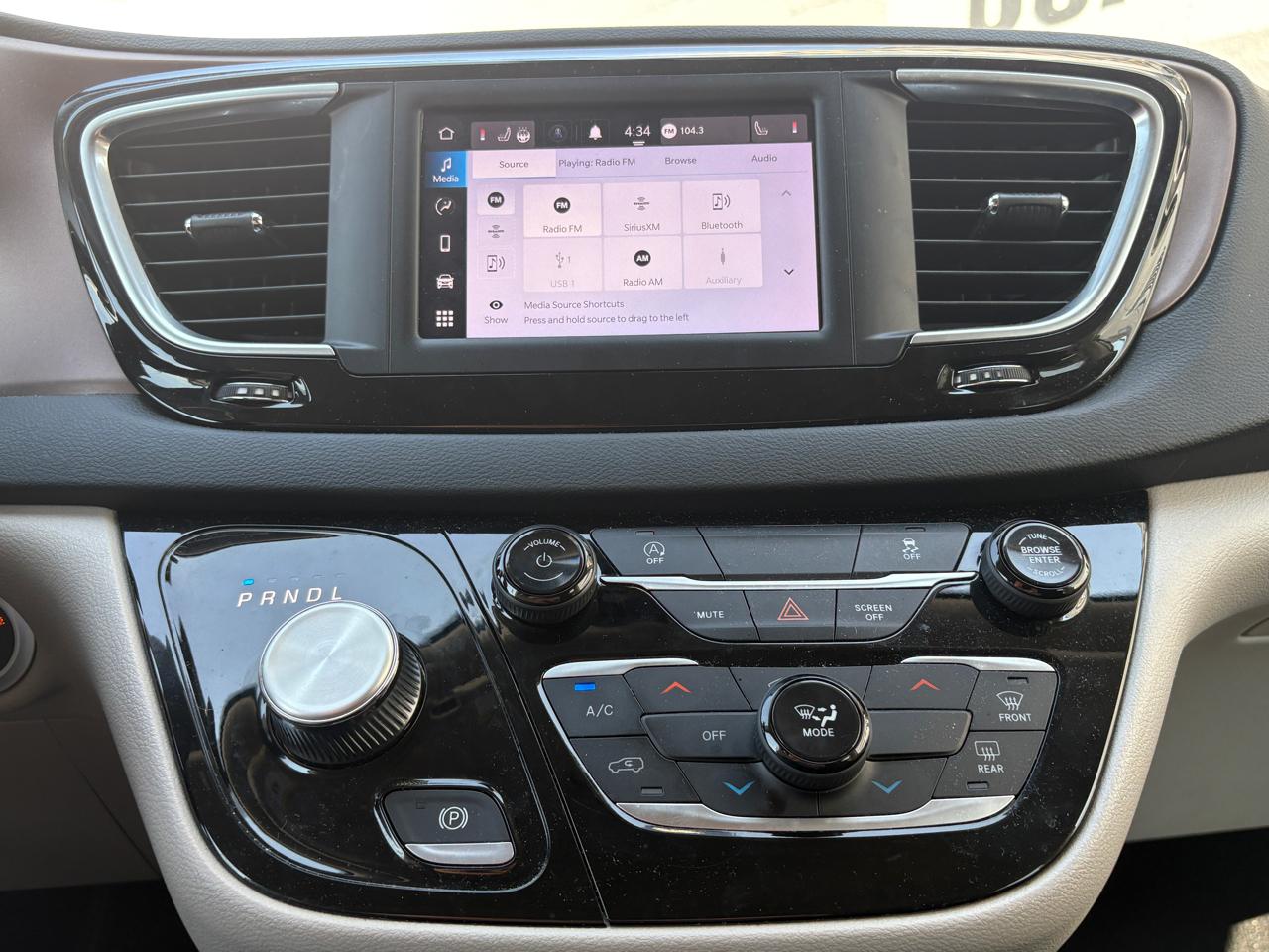 Chrysler Voyager LX FWD 2023