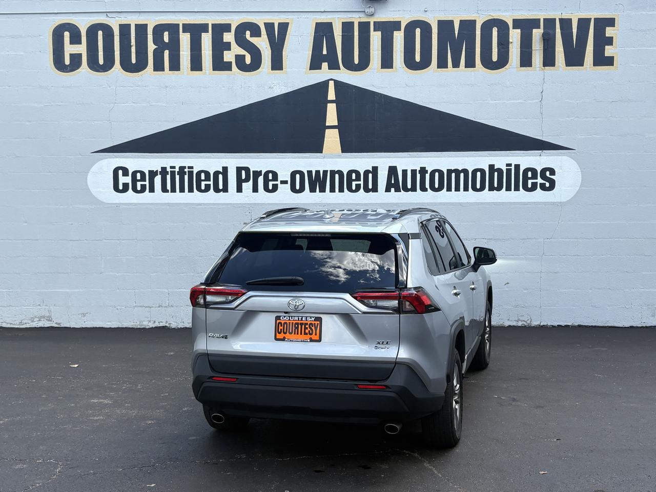 Toyota RAV4 Hybrid XLE AWD (Natl) 2025