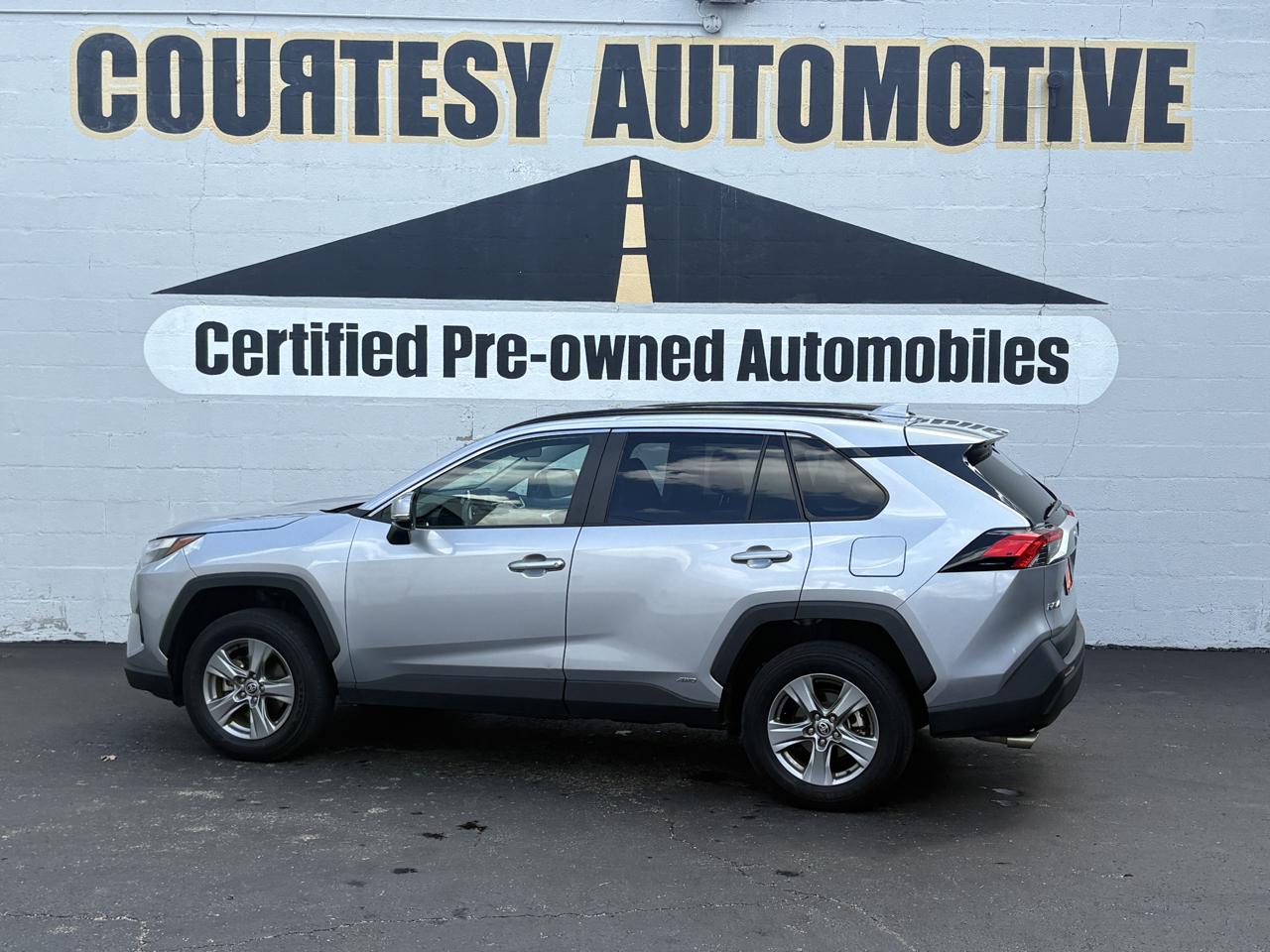 Toyota RAV4 Hybrid XLE AWD (Natl) 2025