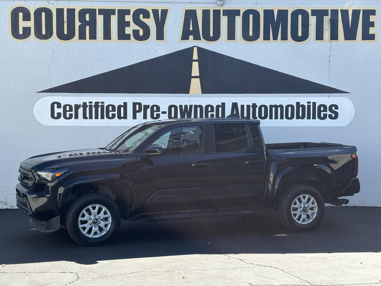 Toyota Tacoma 4WD SR5 Double Cab 5' Bed AT (Natl) 2024
