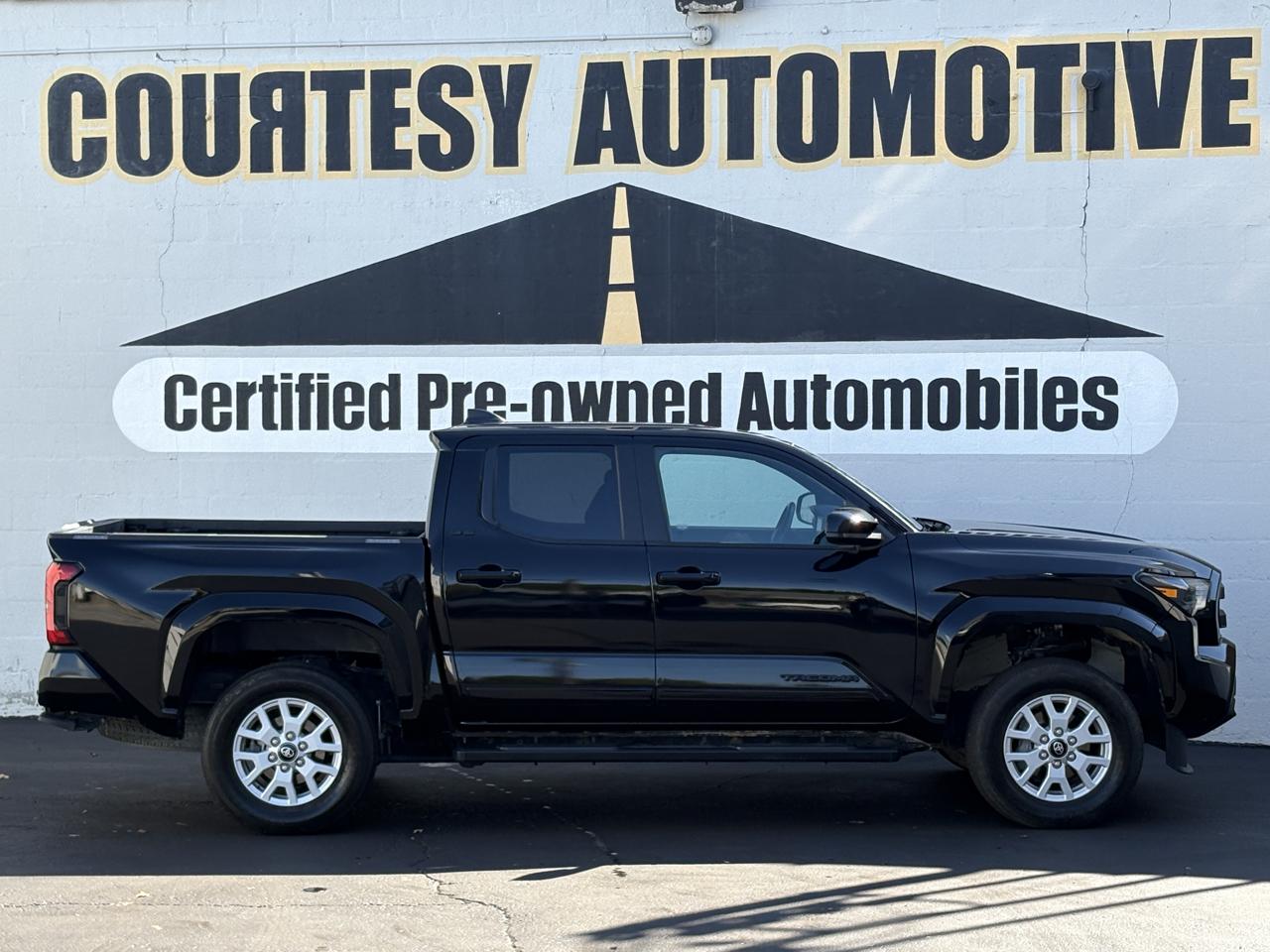 Toyota Tacoma 4WD SR5 Double Cab 5' Bed AT (Natl) 2024