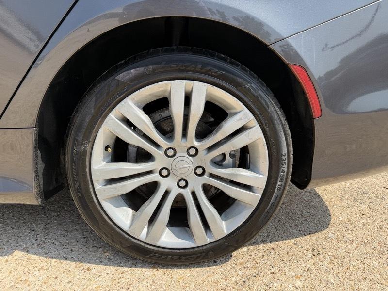2015 Chrysler 200 Limited - Photo 6