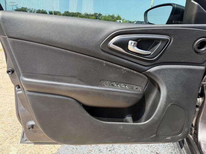 2015 Chrysler 200 Limited - Photo 13