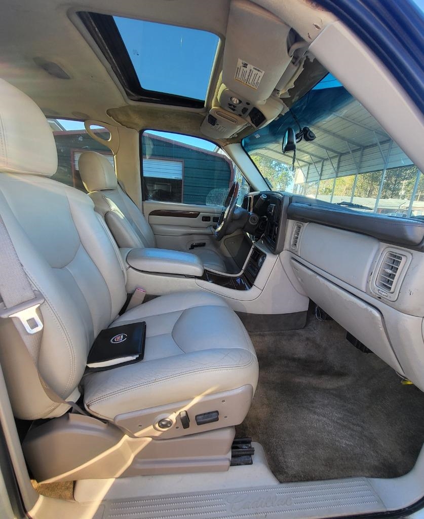 Cadillac Escalade 2WD 2003