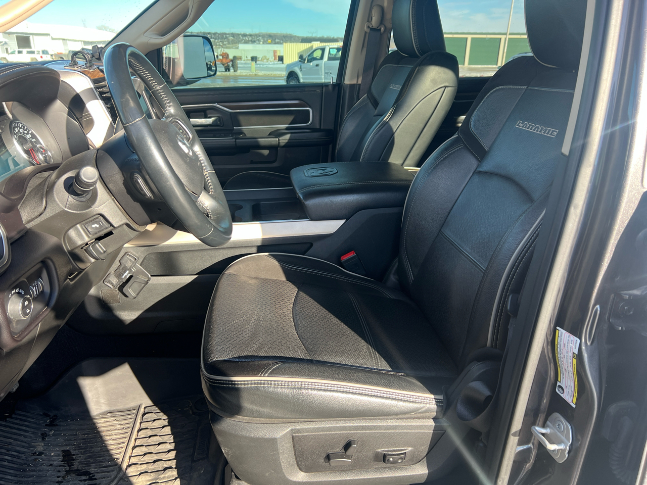 RAM 2500 Laramie 4x4 Mega Cab 6'4" Box 2022