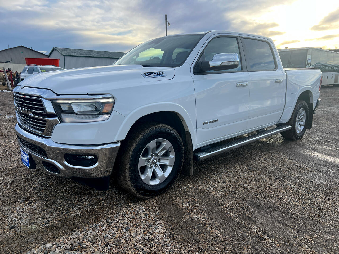 RAM 1500 Laramie 4x4 Crew Cab 5'7" Box 2022