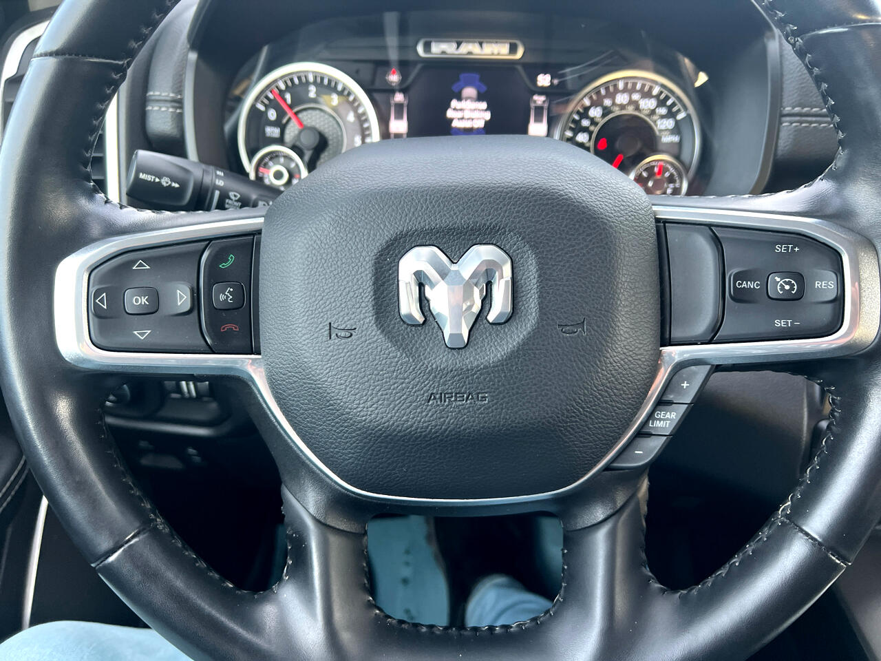 RAM 1500 Laramie 4x4 Crew Cab 5'7" Box 2022