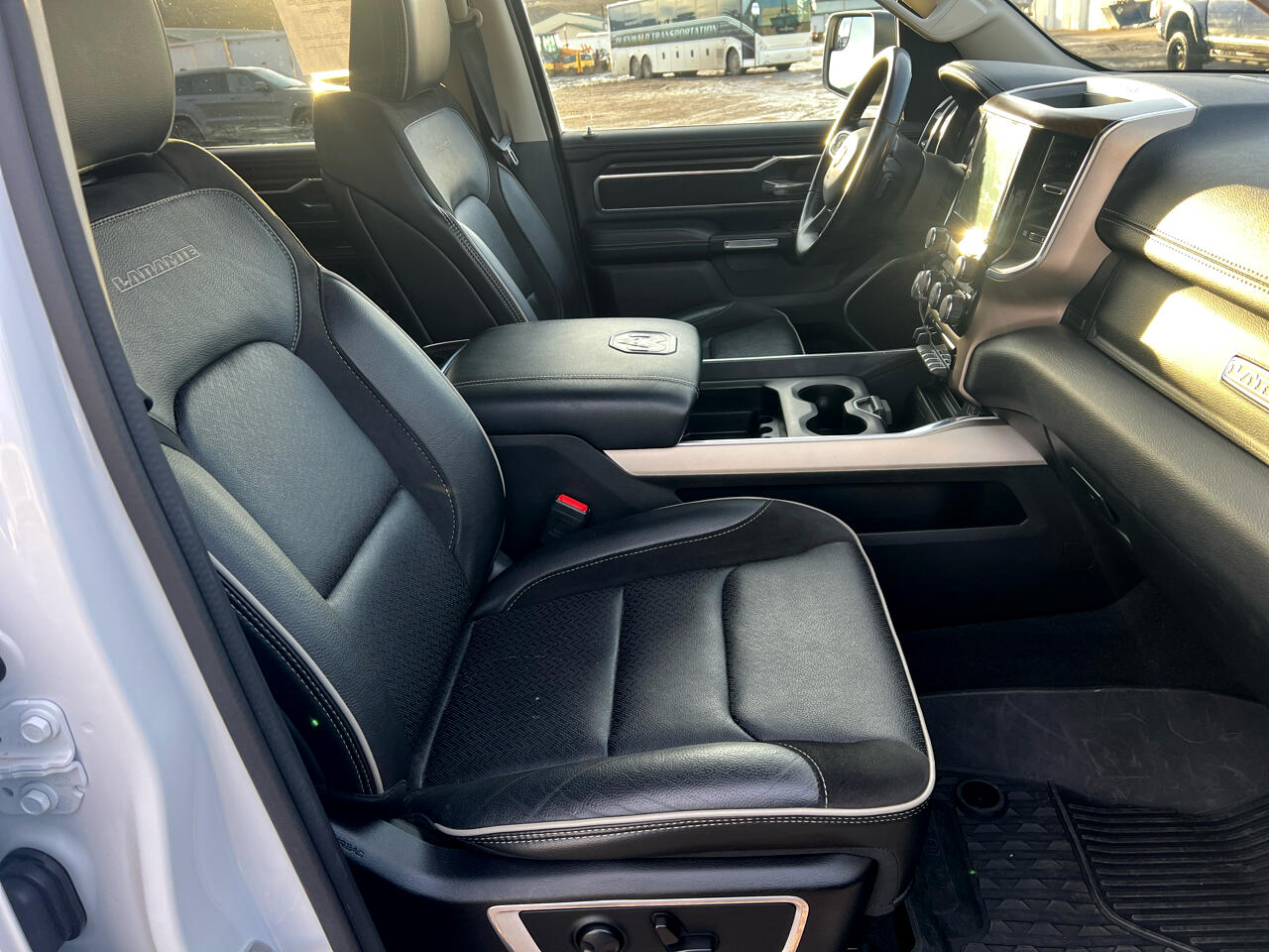 RAM 1500 Laramie 4x4 Crew Cab 5'7" Box 2022