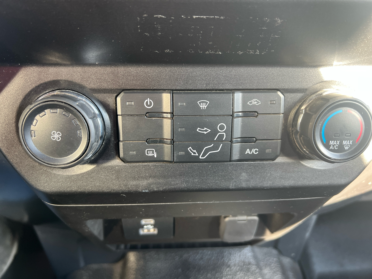 Ford Super Duty F-550 DRW Lariat 4WD Crew Cab 179" WB 60" CA 2022