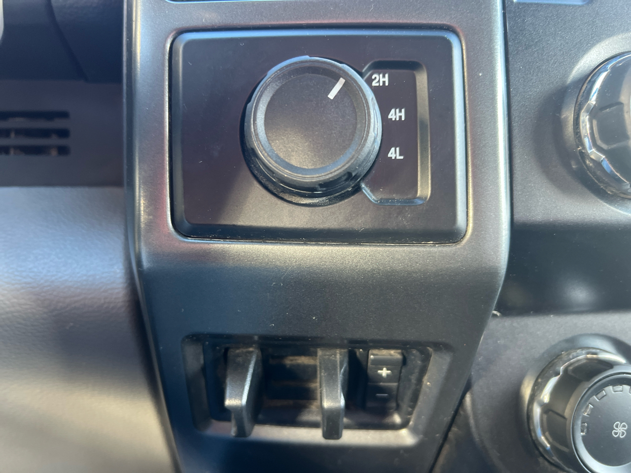 Ford Super Duty F-550 DRW Lariat 4WD Crew Cab 179" WB 60" CA 2022