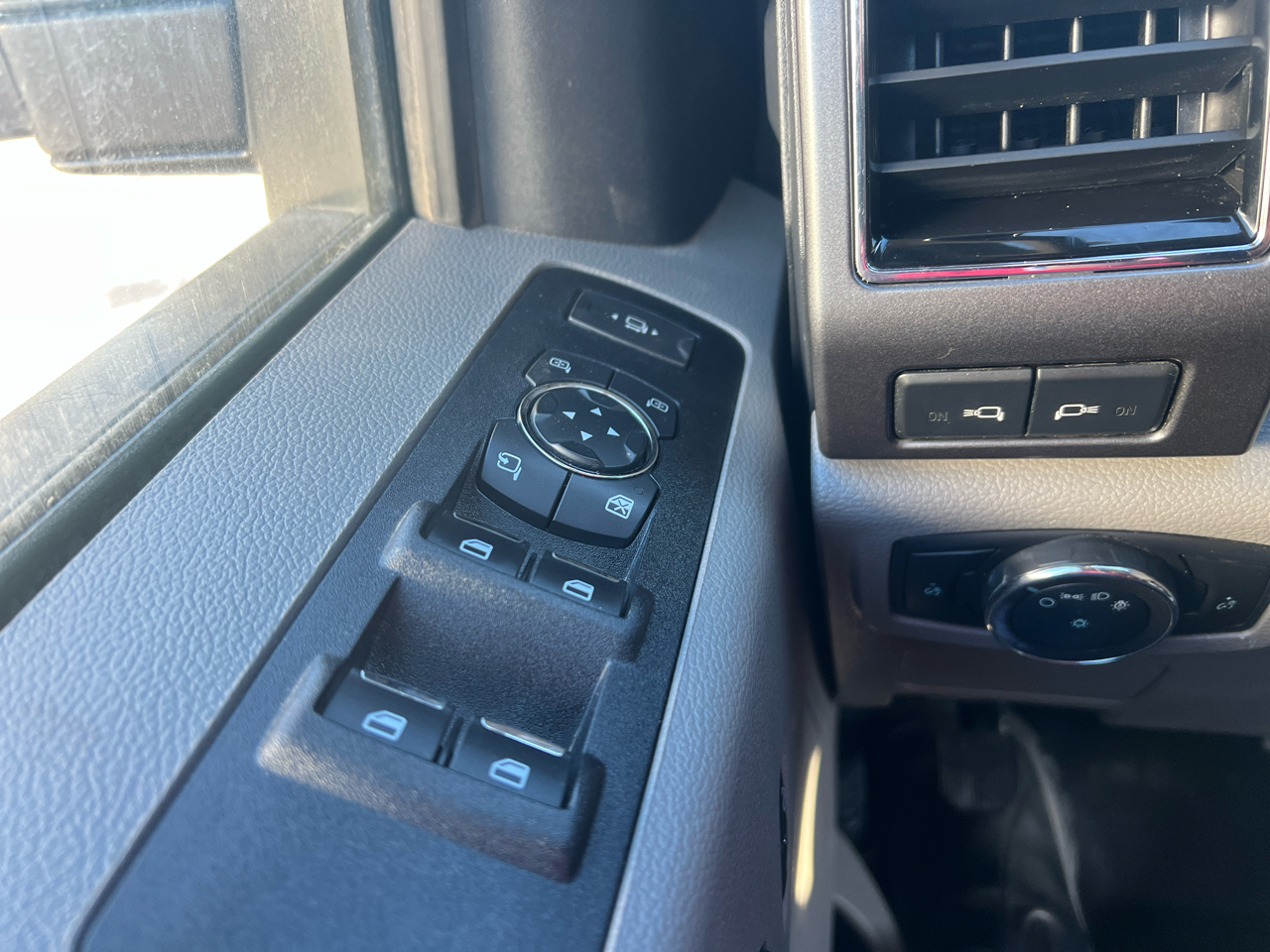 Ford Super Duty F-550 DRW Lariat 4WD Crew Cab 179" WB 60" CA 2022