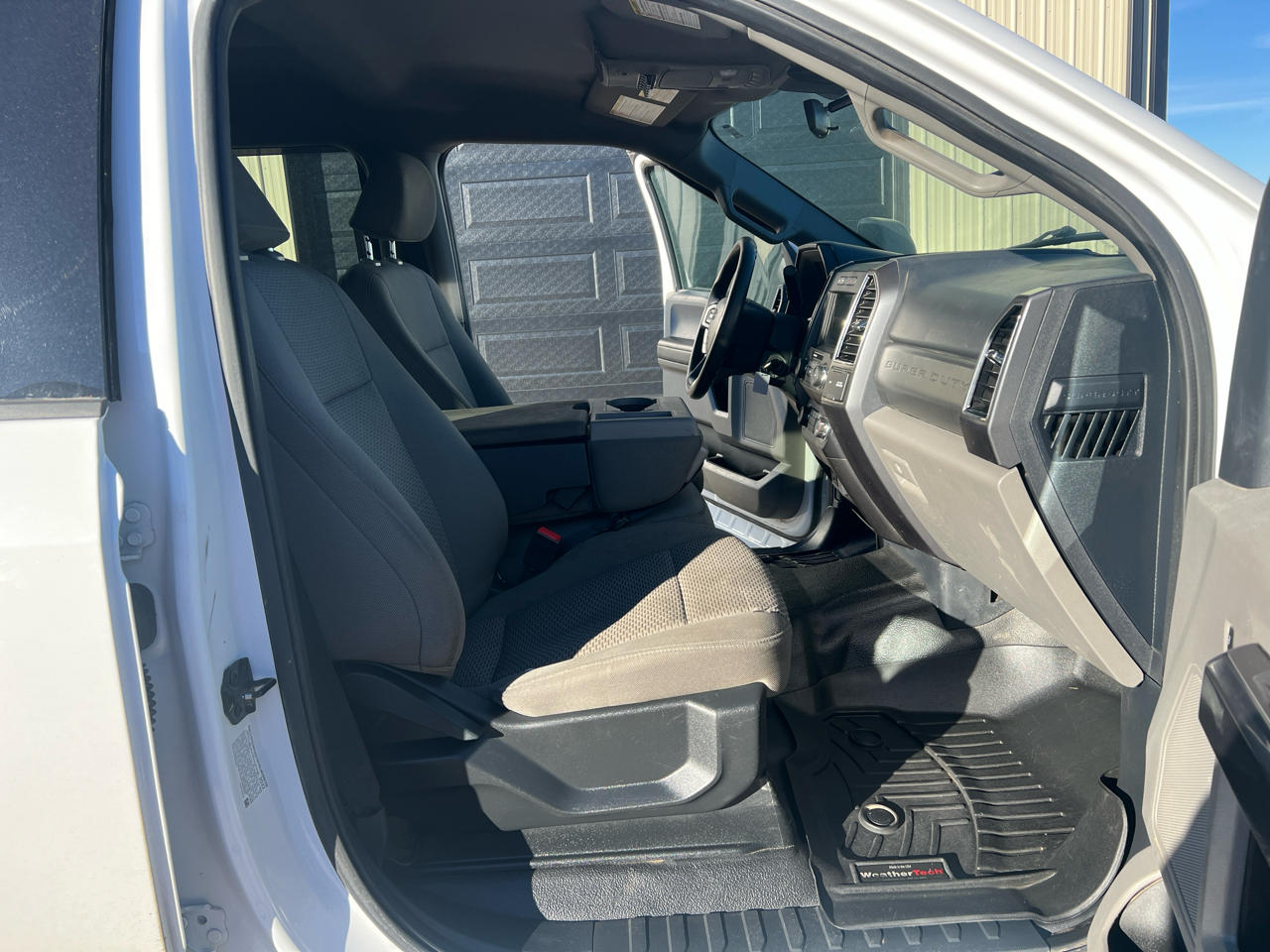 Ford Super Duty F-550 DRW Lariat 4WD Crew Cab 179" WB 60" CA 2022