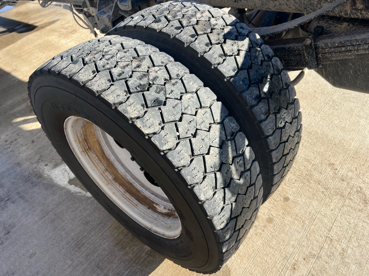 Ford Super Duty F-550 DRW Lariat 4WD Crew Cab 179" WB 60" CA 2022