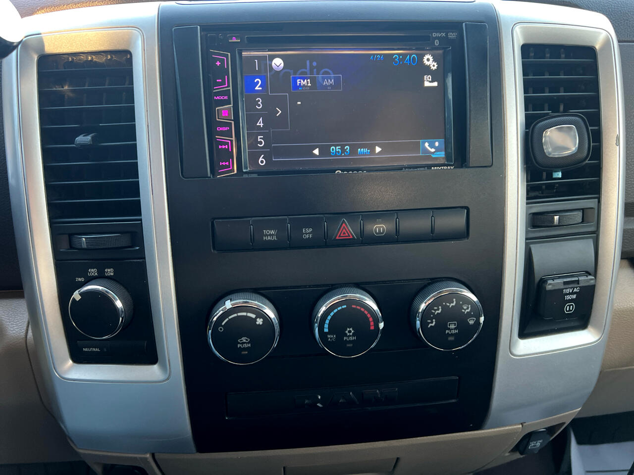 Dodge Ram 1500 4WD Crew Cab 140.5" SLT 2010