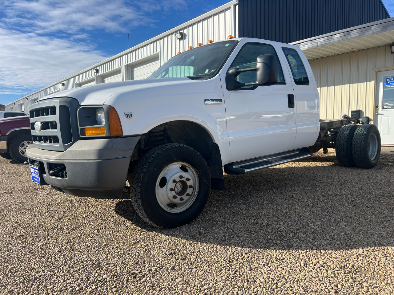 Ford Super Duty F-350 DRW SuperCab 162" WB 60" CA XL 4WD 2005
