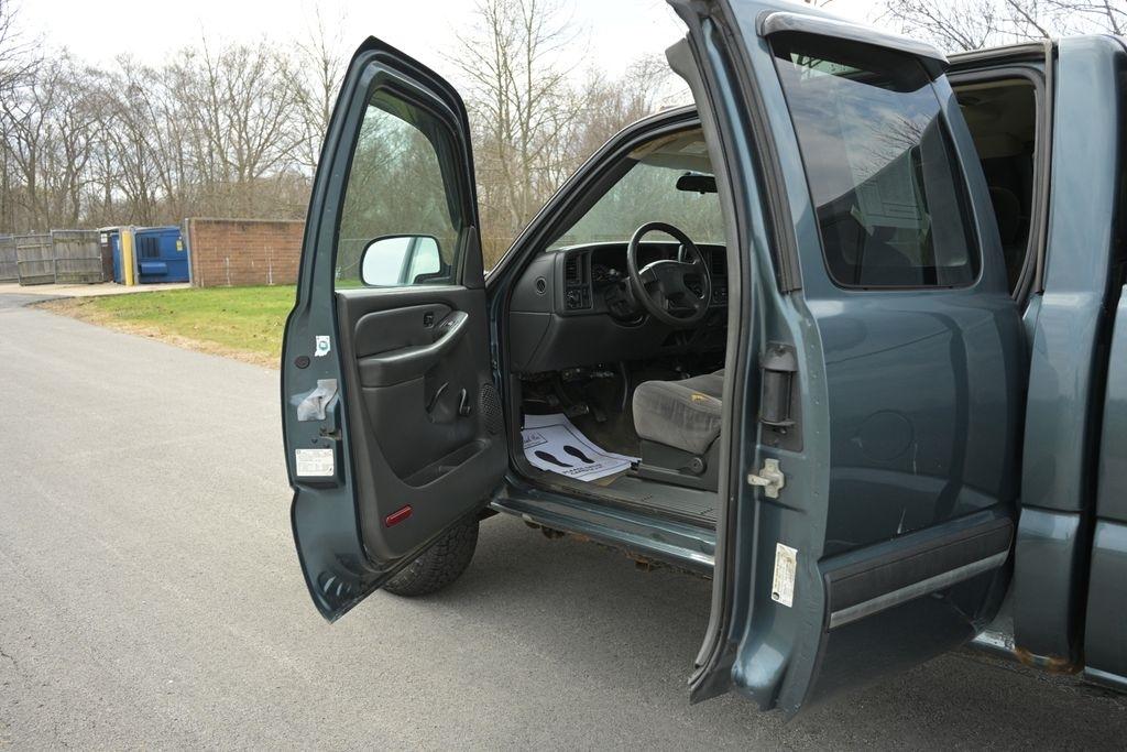 GMC Sierra 2500HD Ext Cab 143.5" WB 4WD Work Truck 2004