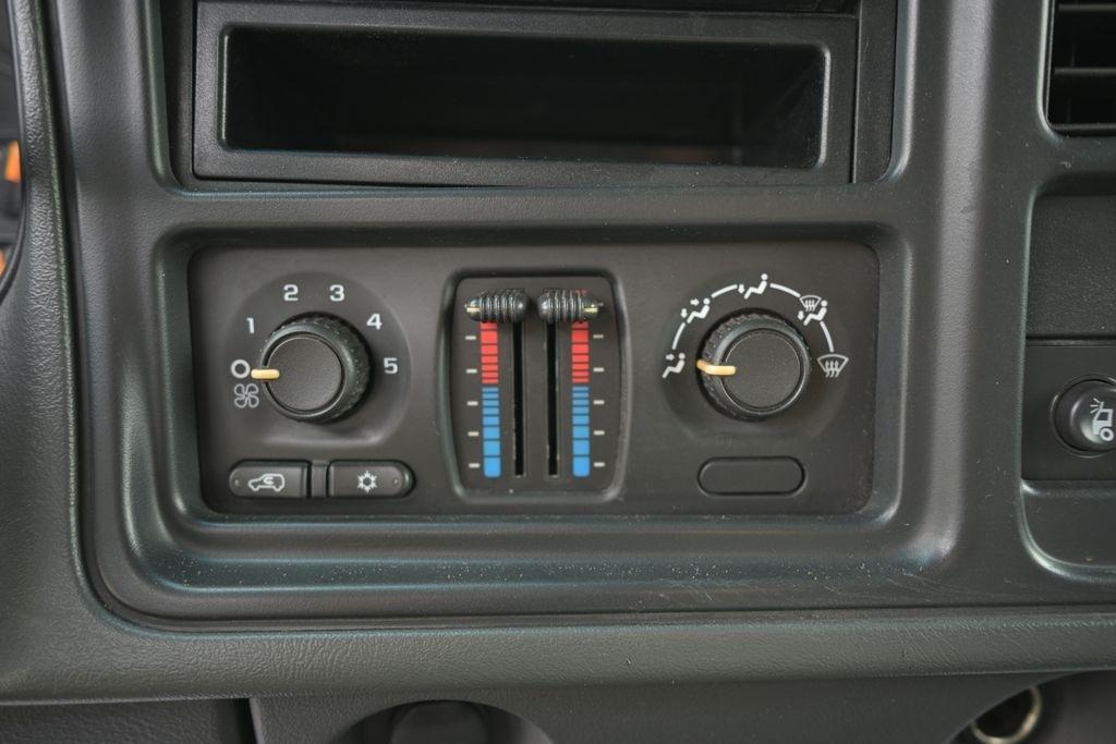 GMC Sierra 2500HD Ext Cab 143.5" WB 4WD Work Truck 2004