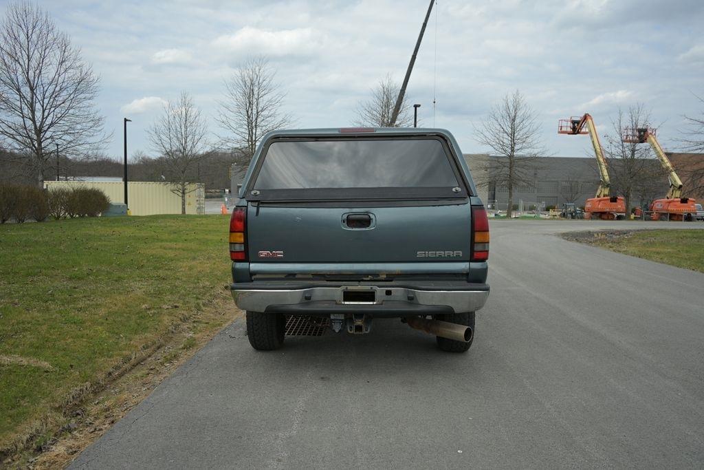 GMC Sierra 2500HD Ext Cab 143.5" WB 4WD Work Truck 2004