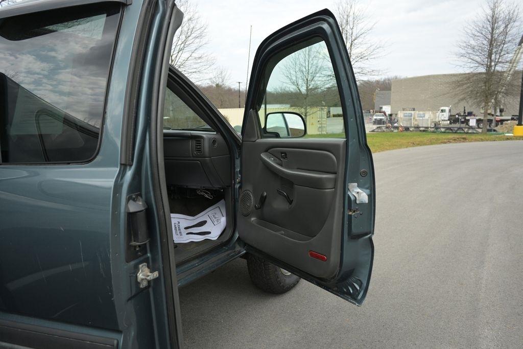 GMC Sierra 2500HD Ext Cab 143.5" WB 4WD Work Truck 2004