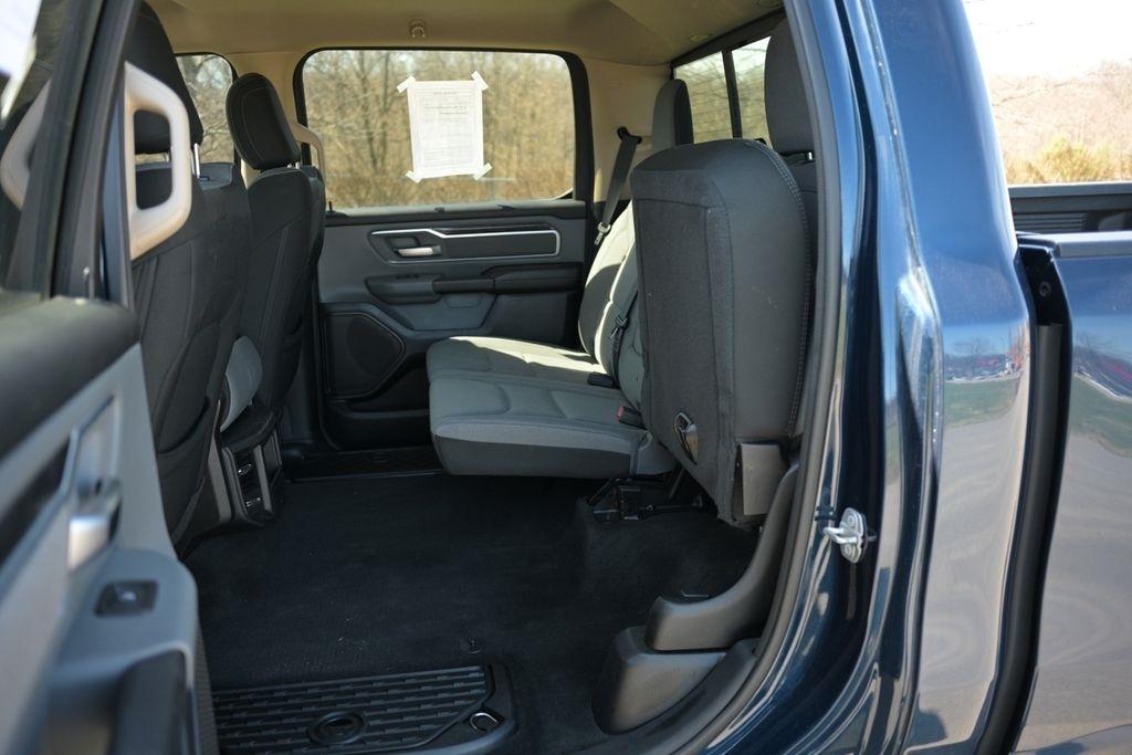 RAM 1500 Big Horn 4x4 Crew Cab 5'7" Box 2020