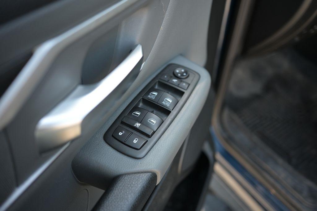 RAM 1500 Big Horn 4x4 Crew Cab 5'7" Box 2020