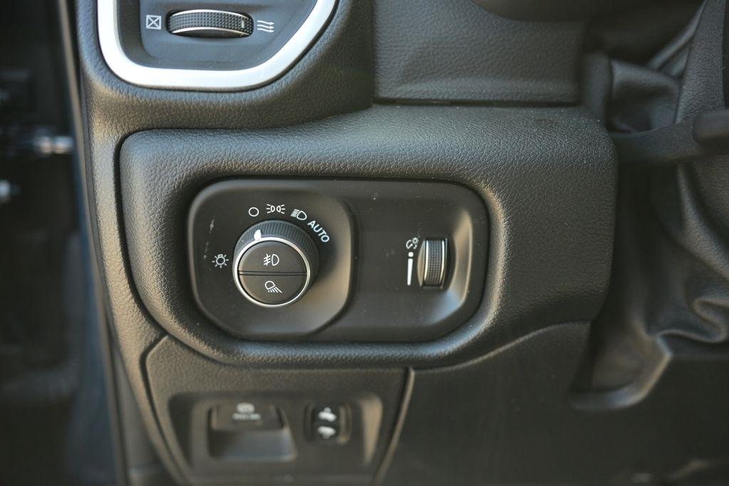 RAM 1500 Big Horn 4x4 Crew Cab 5'7" Box 2020