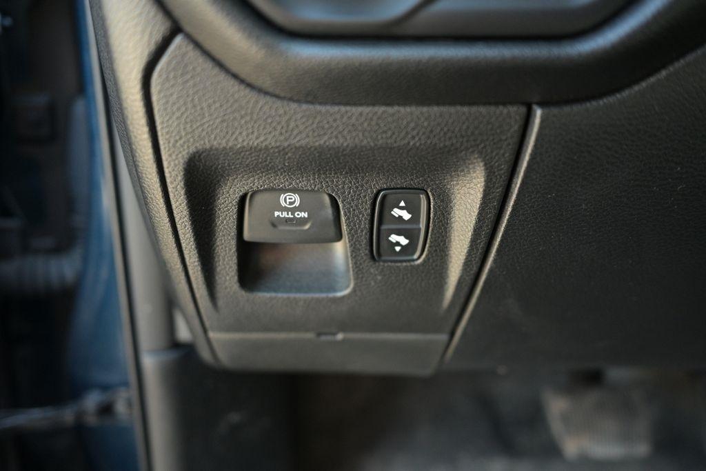 RAM 1500 Big Horn 4x4 Crew Cab 5'7" Box 2020