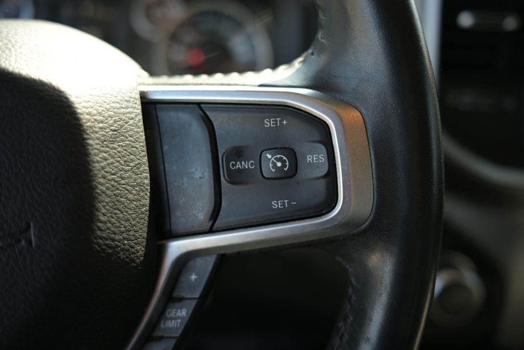 RAM 1500 Big Horn 4x4 Crew Cab 5'7" Box 2020