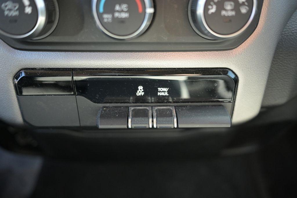 RAM 1500 Big Horn 4x4 Crew Cab 5'7" Box 2020