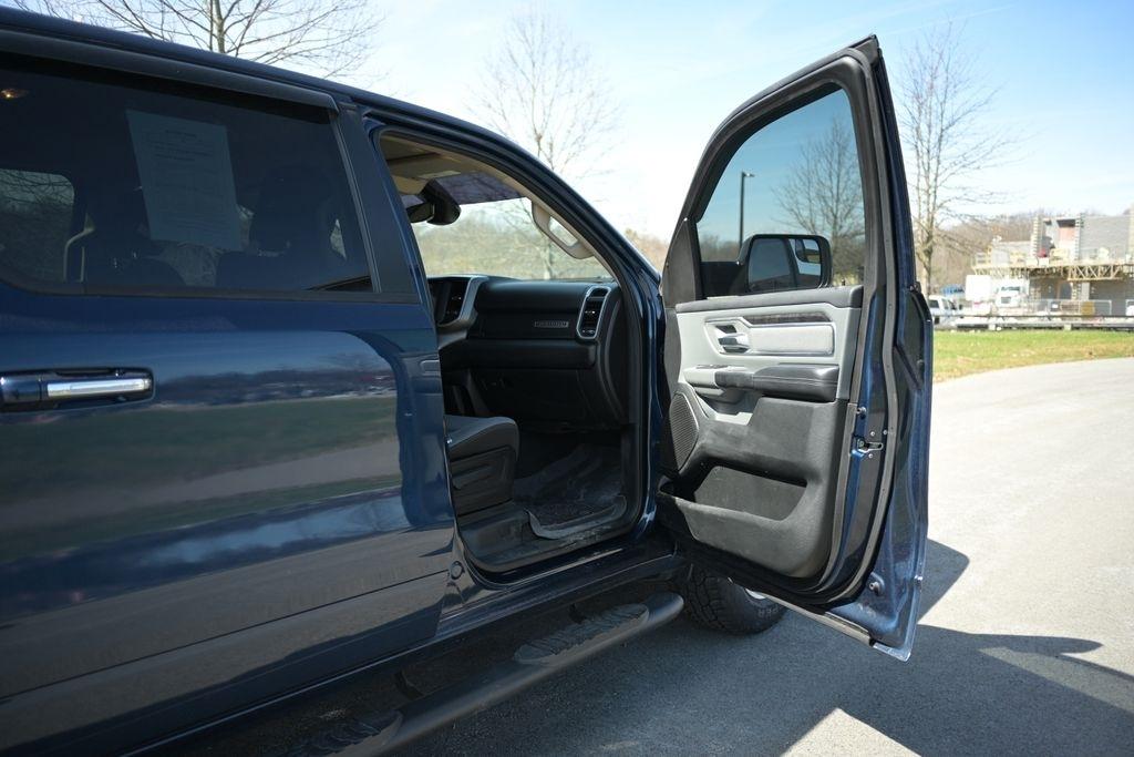 RAM 1500 Big Horn 4x4 Crew Cab 5'7" Box 2020